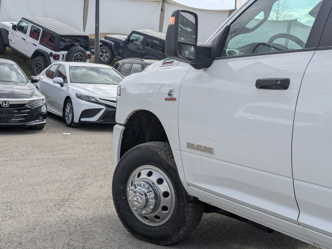 New 2026 White RAM Big Horn - - 4x4 - Level 2 Plus Grp - Max Tow Pkg - Sport Appearance Pkg & More! image 9