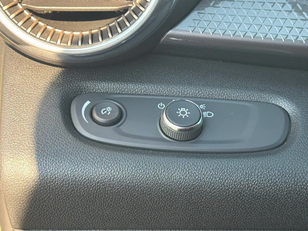 Used 2025 Green Chevrolet ACTIV image 31