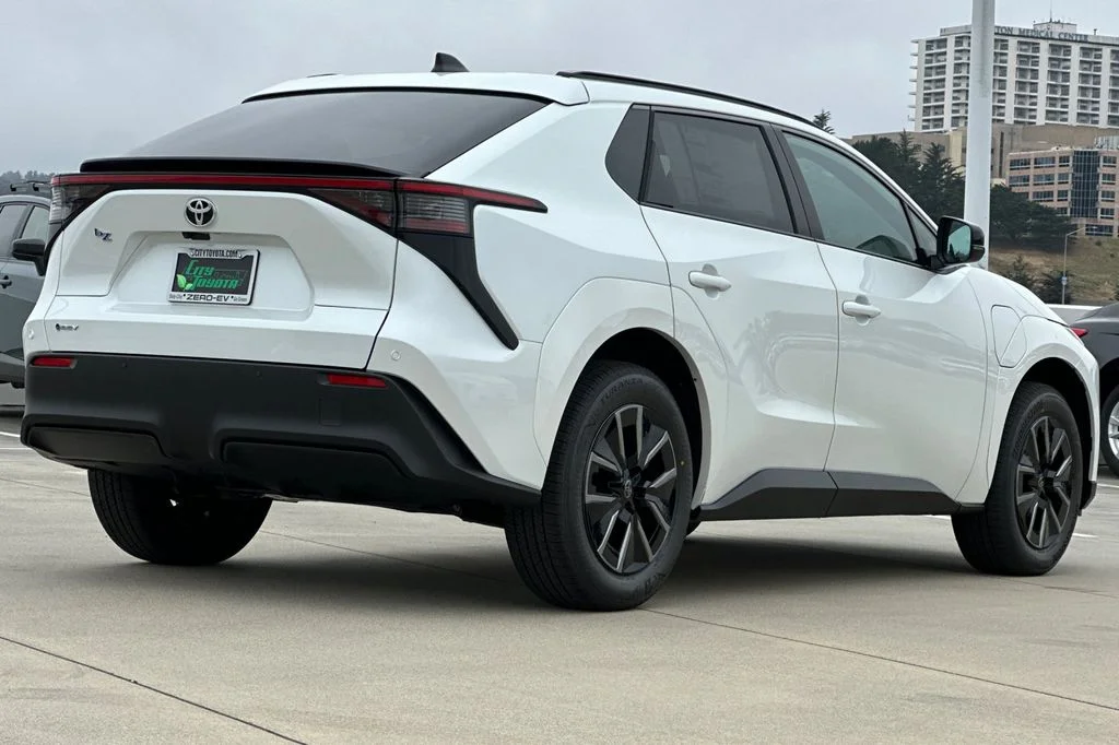 New 2026 Wind Chill Pearl <sup>1</sup> Toyota  XLE image 4