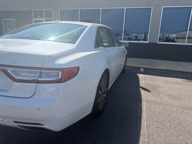 Used 2017 White Lincoln Premiere image 3