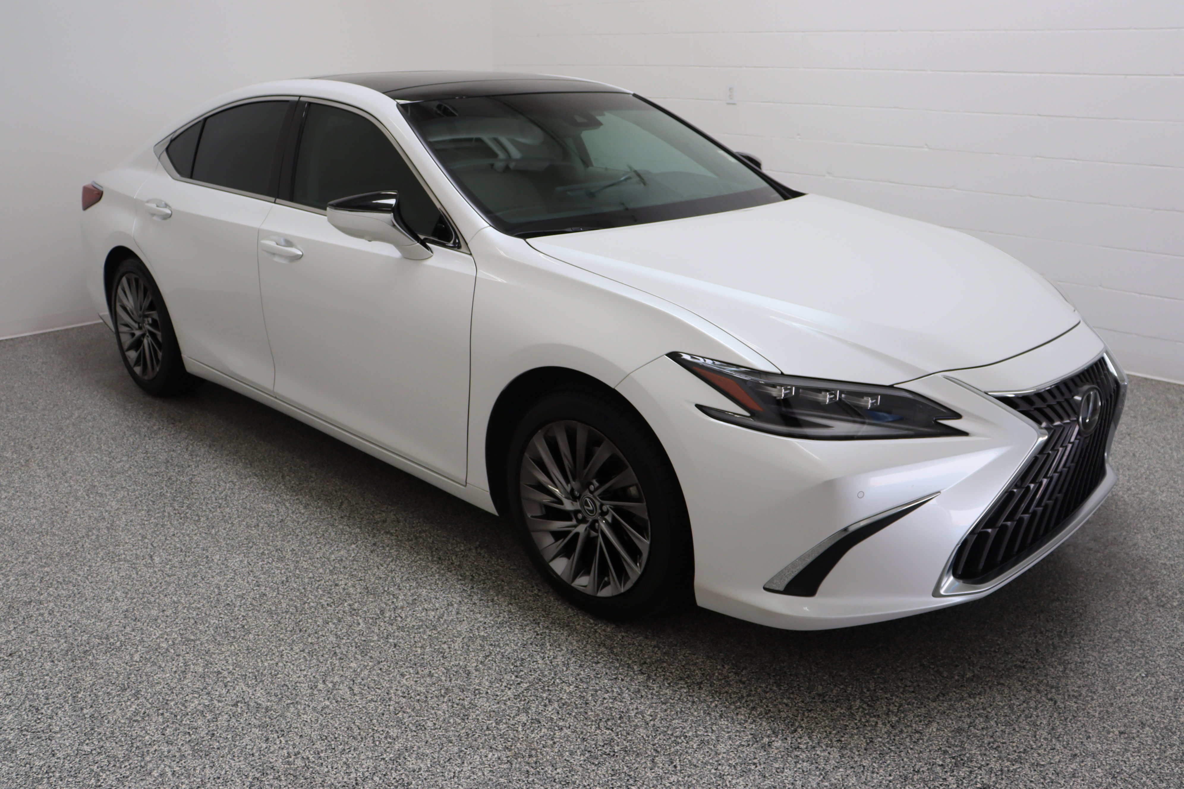 Used 2025 Eminent White Pearl Lexus ES 350 Ultra Luxury 3.5L image 4