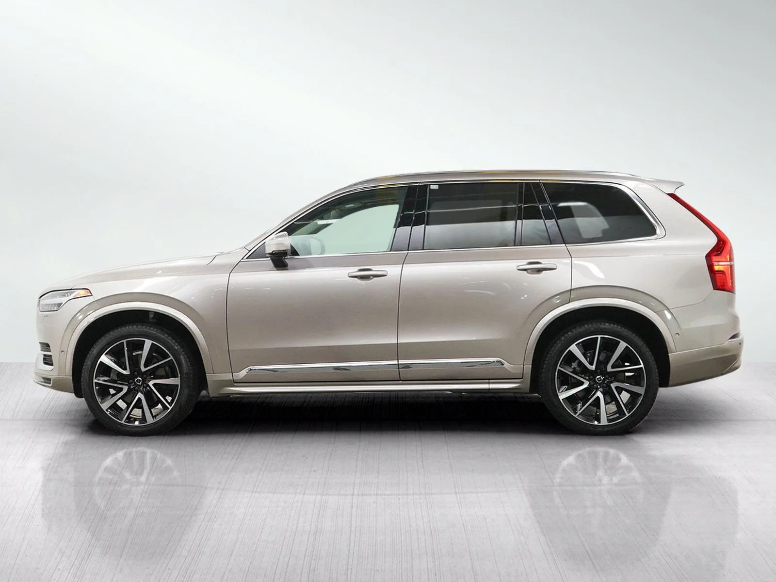 Used 2023 Dusk Metallic Volvo Plus image 2