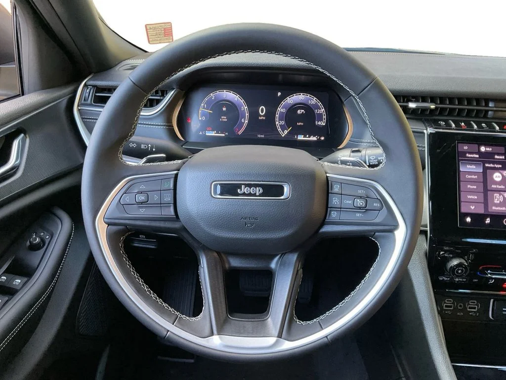 Used 2025 Silver Jeep Laredo image 17