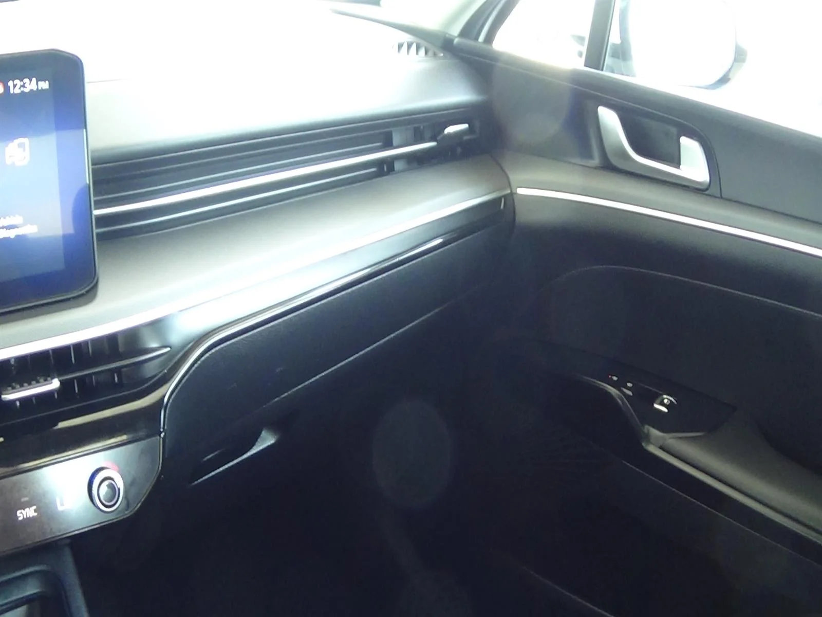 Used 2025 Snow White Pearl (swp) Kia LXS image 27