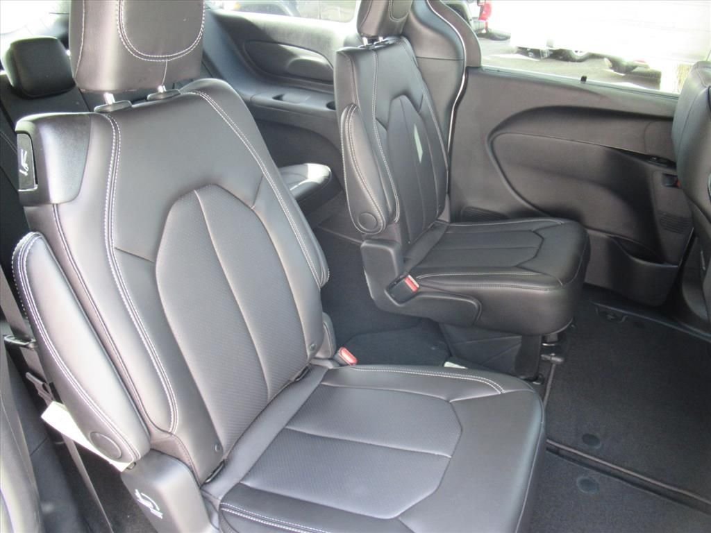 New 2026 Silver Mist Clear-Coat Exterior Paint Chrysler Select image 24