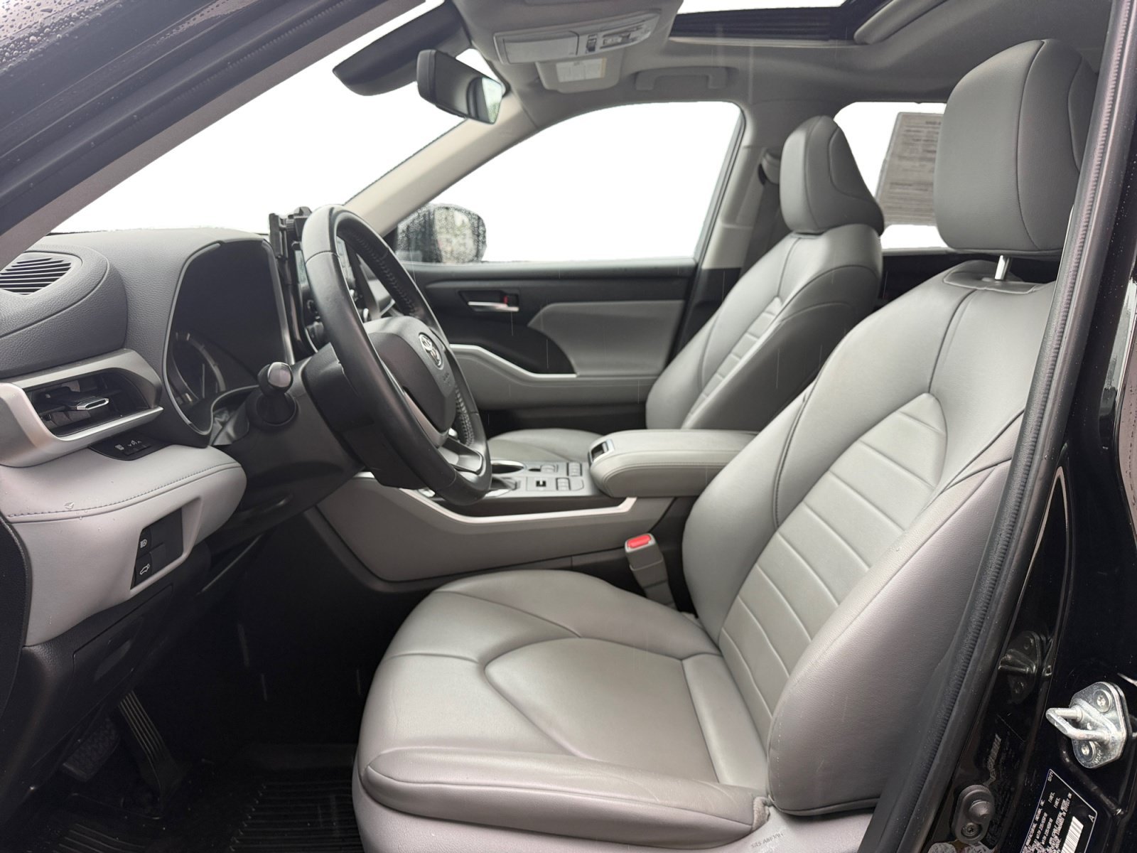 Used 2022 Amber Toyota XLE image 8