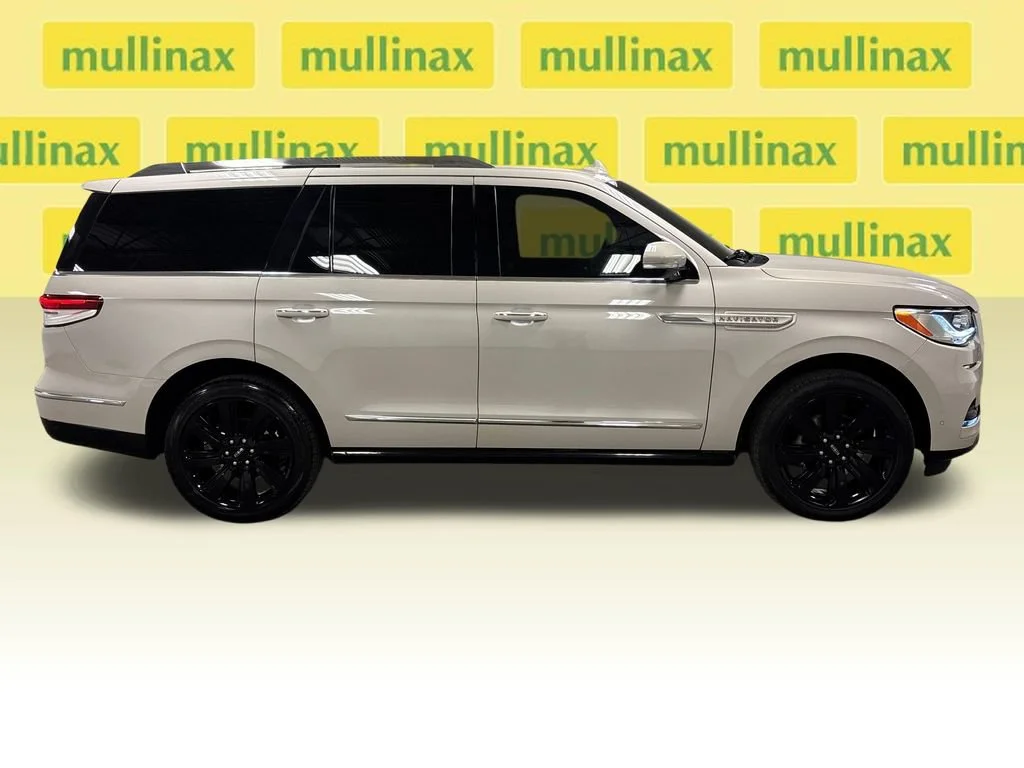 Used 2022 White Lincoln Reserve image 23