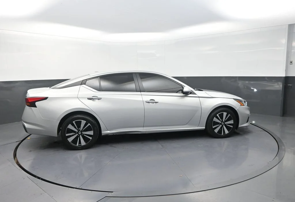 Used 2022 Silver Nissan 2.5 SV image 11