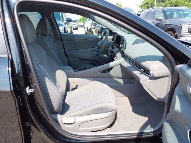 New 2026 Abyss Black Hyundai SE image 13