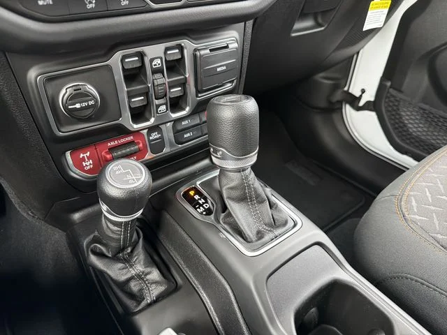 New 2026 Bright White Clear-Coat Exterior Paint Jeep Mojave image 22