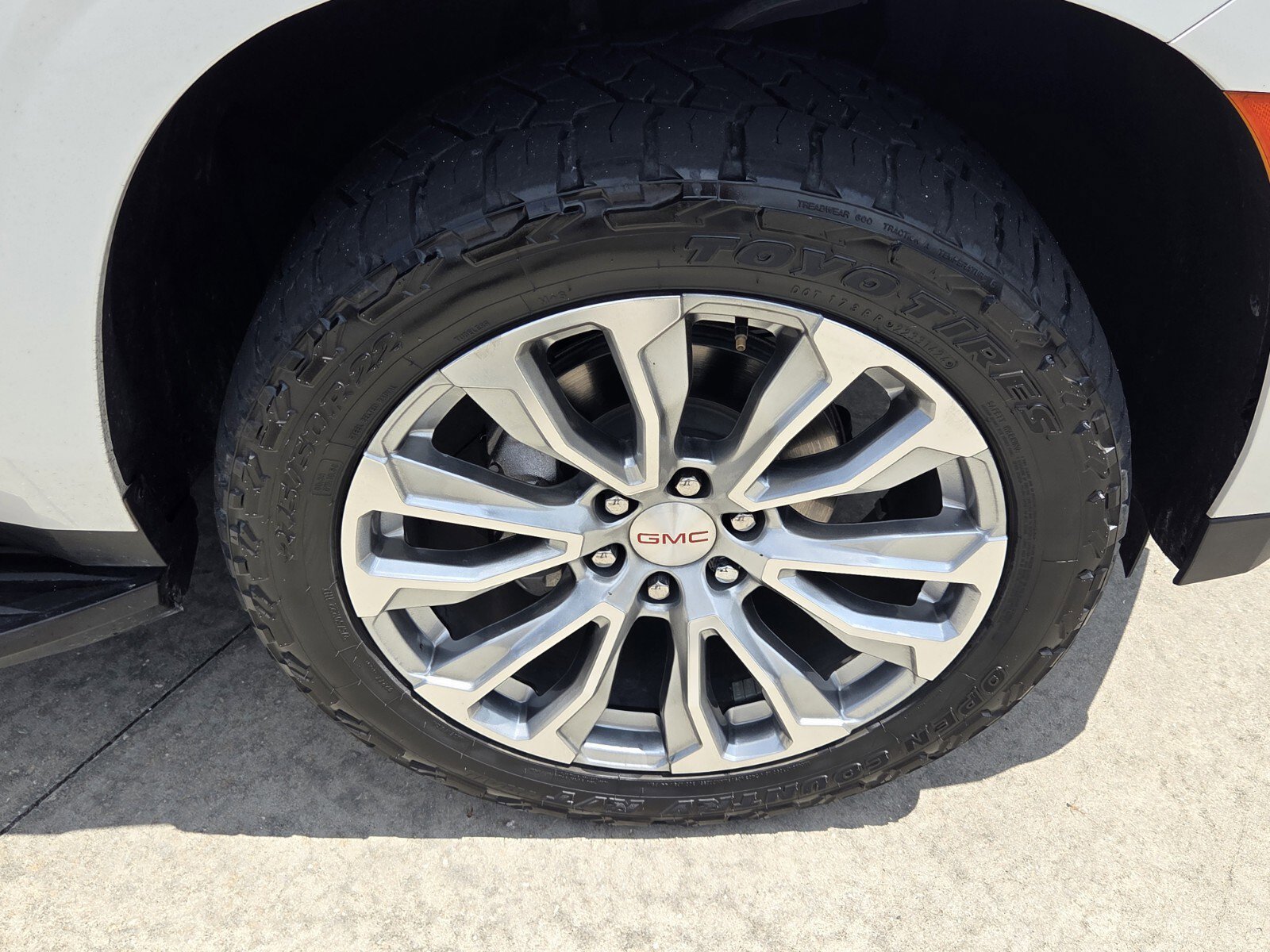 Used 2024 White Frost Tricoat GMC Denali image 13