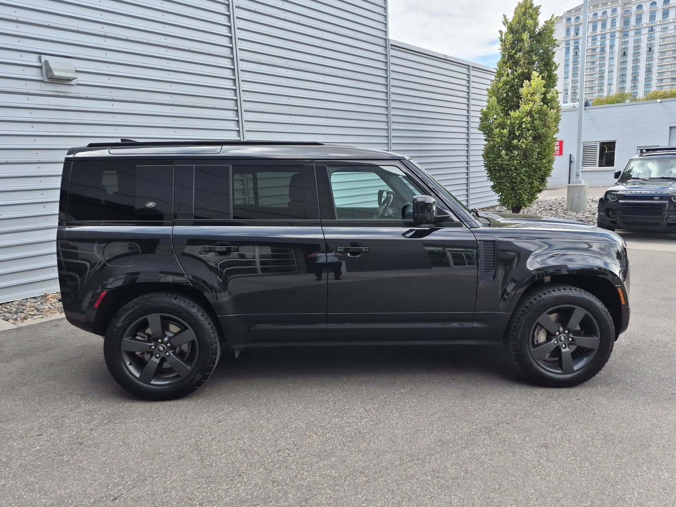 Used 2024 Black Land Rover X-Dynamic SE image 2