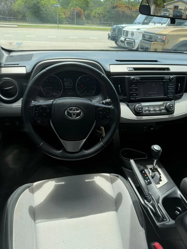 Used 2016  Toyota XLE image 14