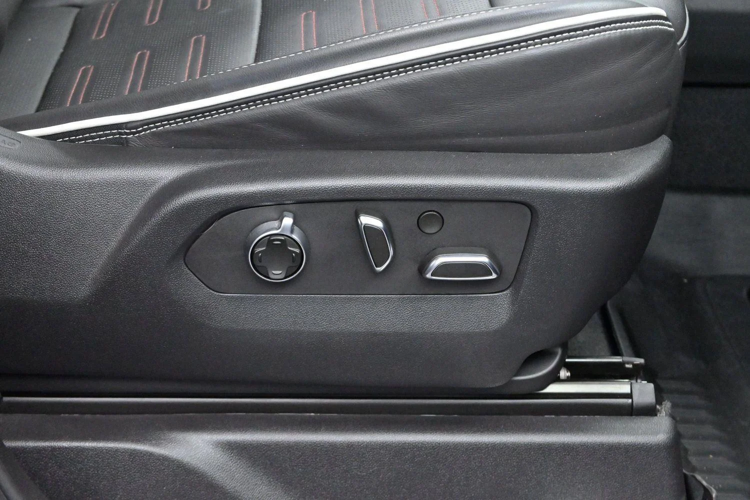 Used 2024 Titanium Rush Metallic GMC AT4X image 34