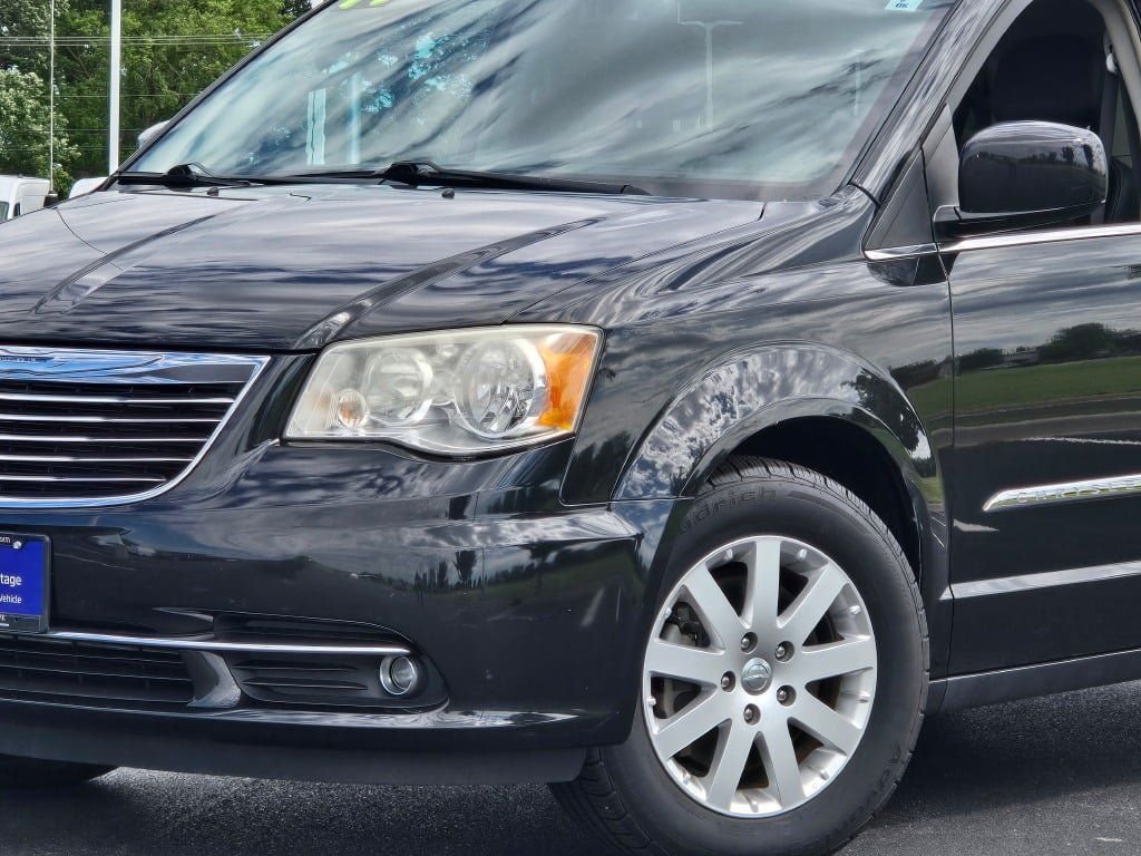 Used 2014 Chrysler Town & Country Touring with VIN 2C4RC1BG1ER311528 for sale in Plano, IL