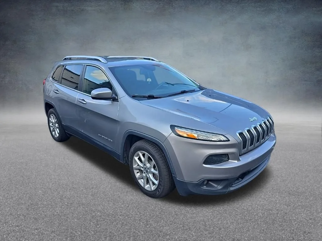 Used 2017 Silver Jeep Latitude image 9
