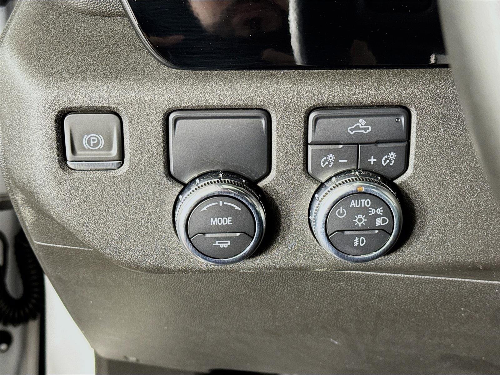 Used 2024 Summit White GMC Elevation image 10