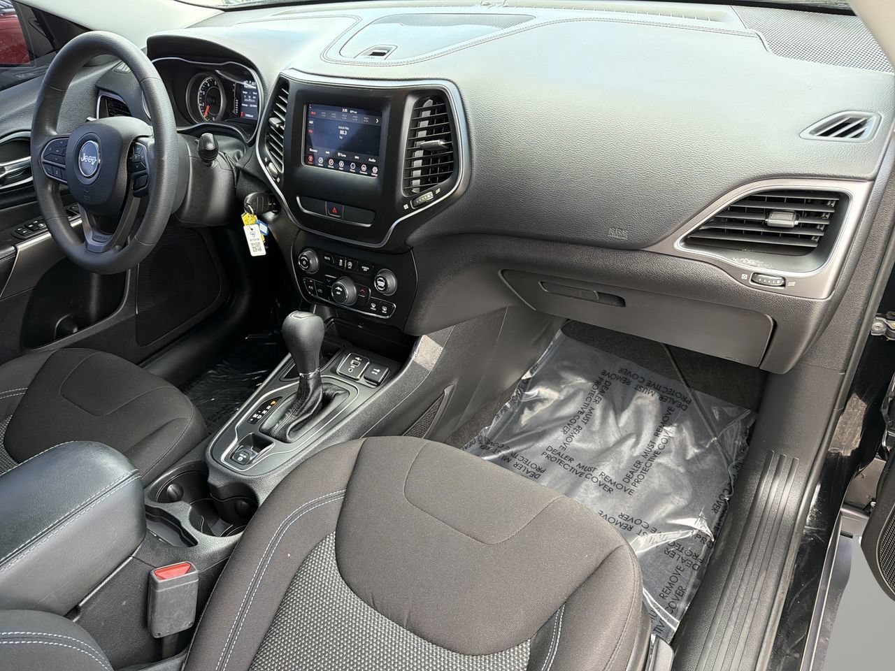 Used 2020 Diamond Black Crystal Pearlcoat Jeep Latitude image 11