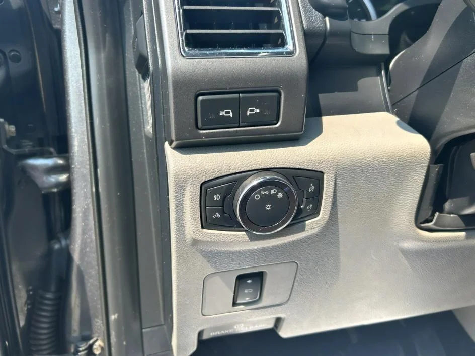 Used 2017 Magnetic Metallic Ford XLT image 8
