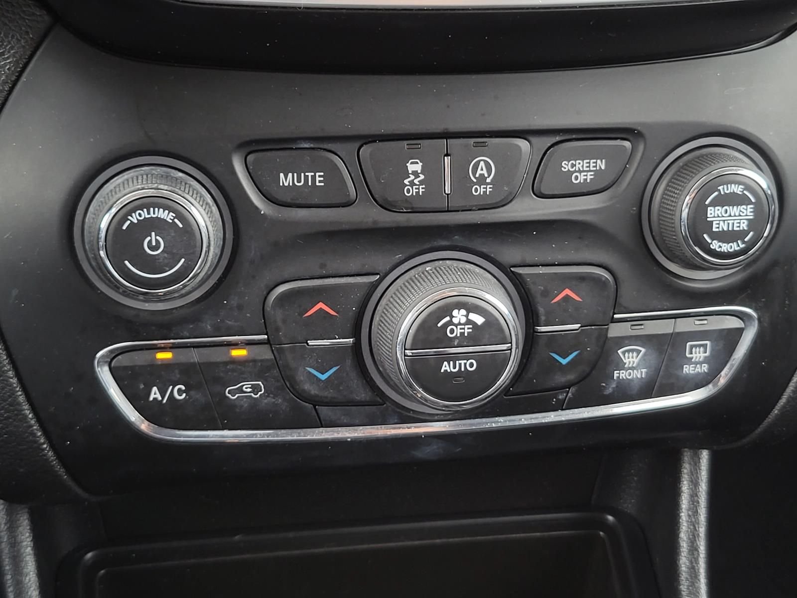 Used 2019 Bright White Clearcoat Jeep Limited image 27