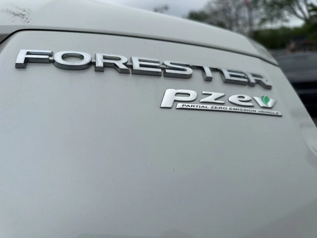 Used 2015 White Subaru 2.5i image 17