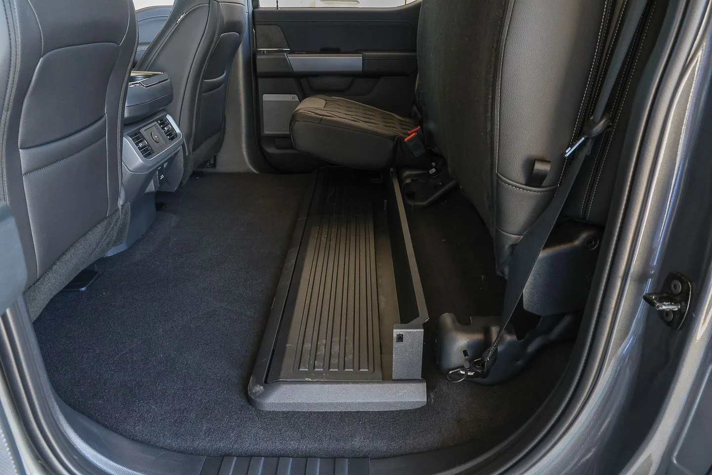 New 2026 Carbonized Gray Metallic Ford XLT image 42