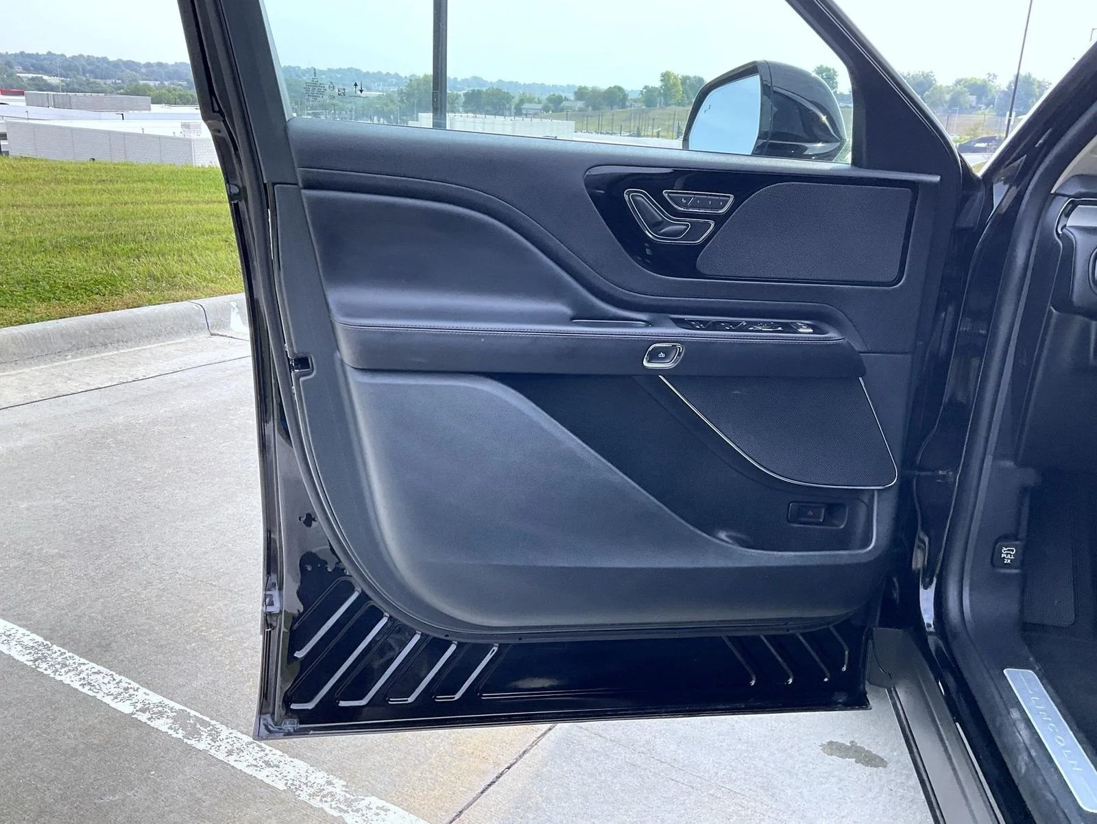 Certified Used 2023 Black Lincoln Livery image 10