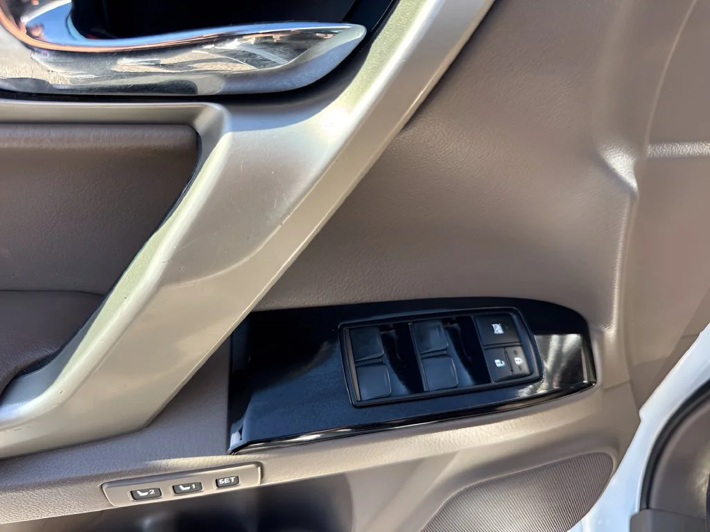 Used 2018 White Lexus 460 image 27