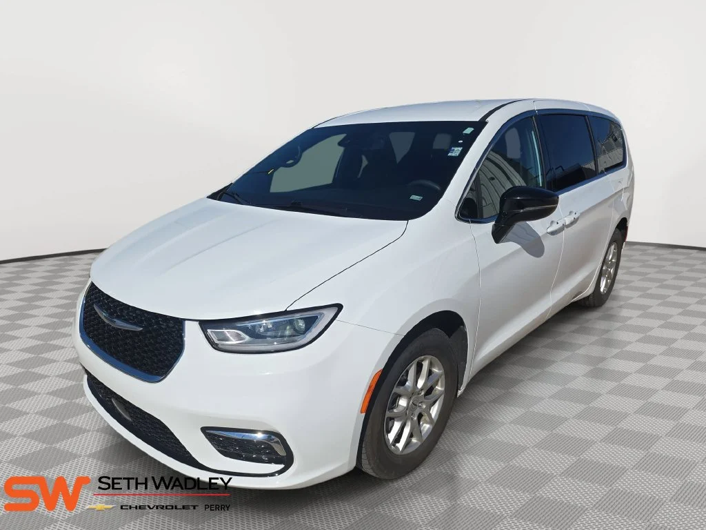 Used 2025 Bright White Clearcoat Chrysler Select image 3