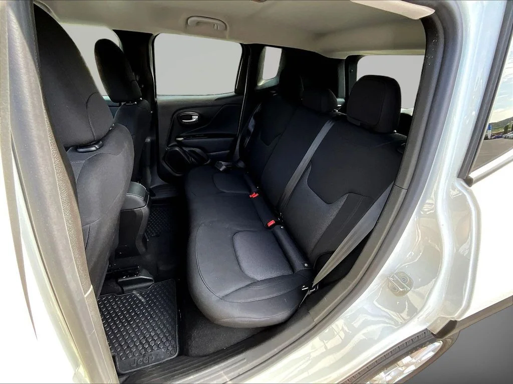 Used 2023 Alpine White Jeep Latitude image 21