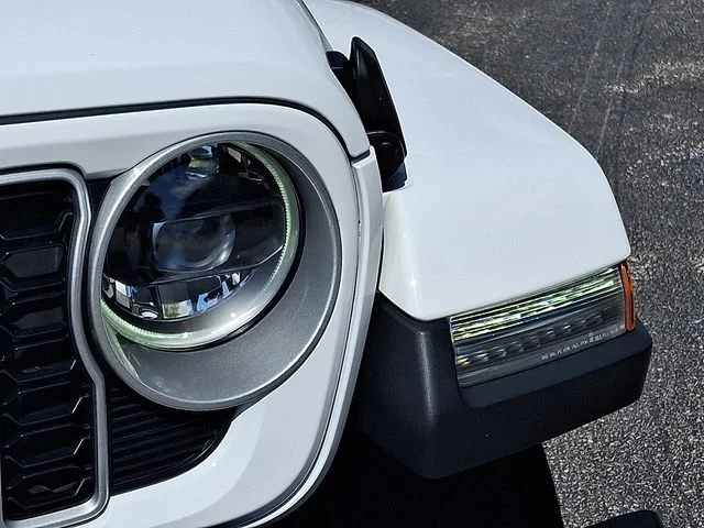 Used 2025 White Jeep Sahara image 9