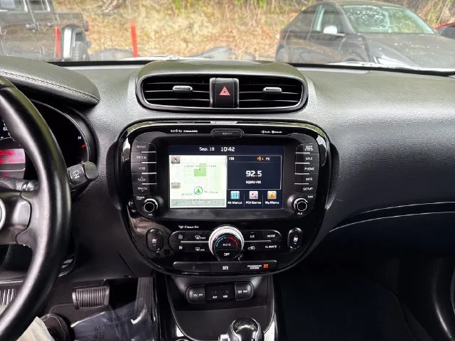 Used 2015 Latte Brown Kia Plus image 21