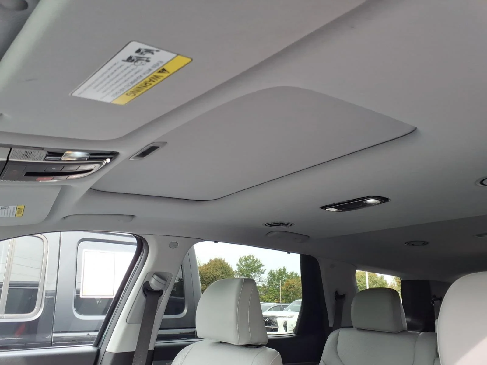 Used 2024 Moonlight Cloud Hyundai SEL 8P image 7