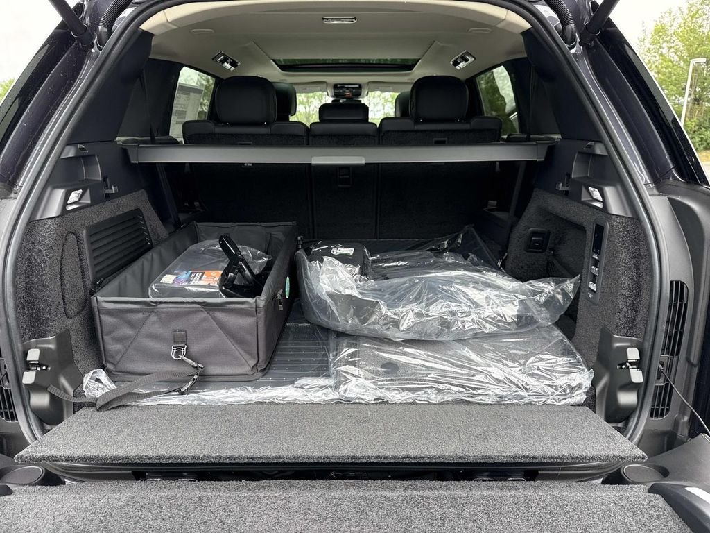 New 2026 Amethyst Grey Purple in Gloss finish Land Rover SE 7 Seats image 16