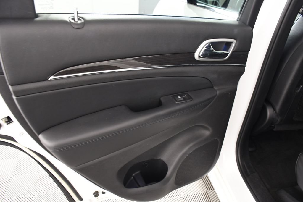 Used 2015 Bright White Clearcoat Jeep Overland image 25