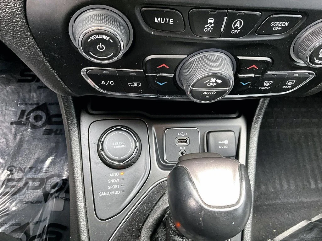 Used 2023 Black Jeep Altitude image 32