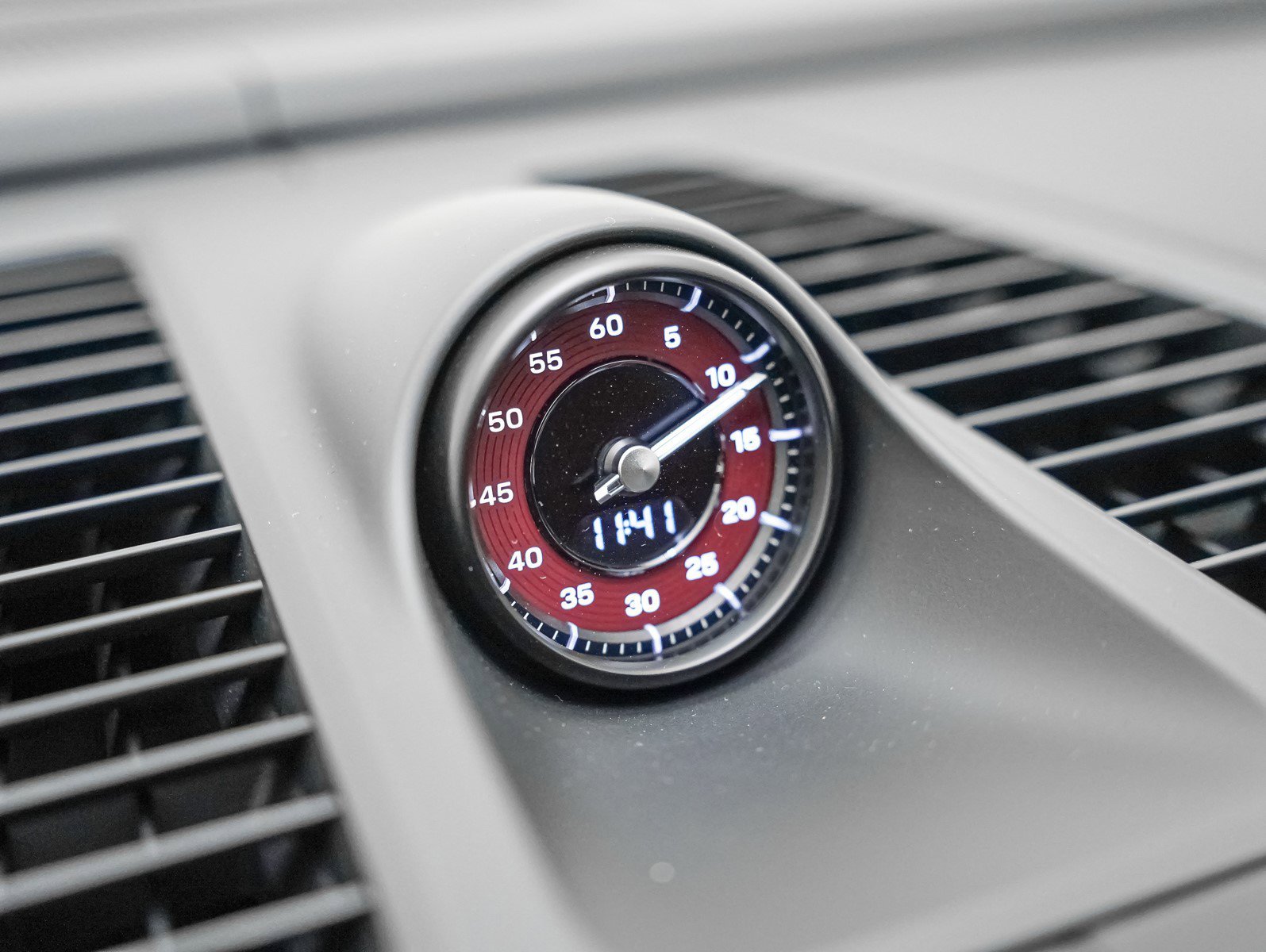 2025 Porsche Macan Turbo Electric - Photo 22