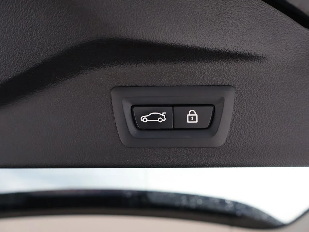 Used 2021 Black BMW xDrive40i image 42