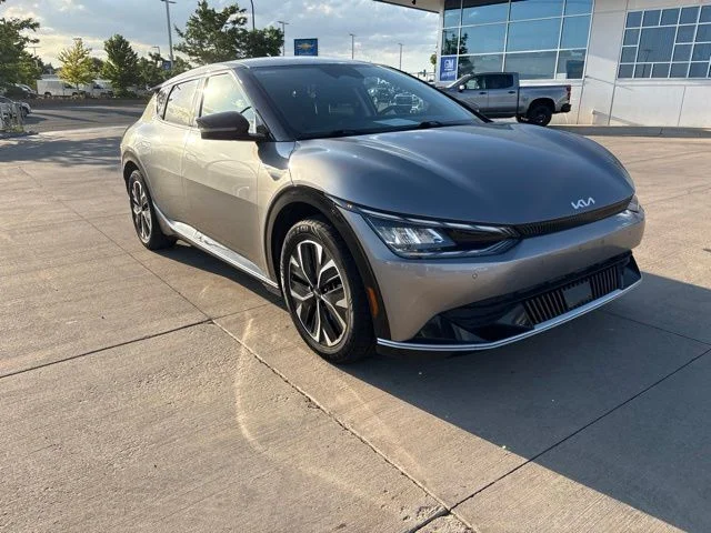 Used 2023 Gray Kia Wind image 3