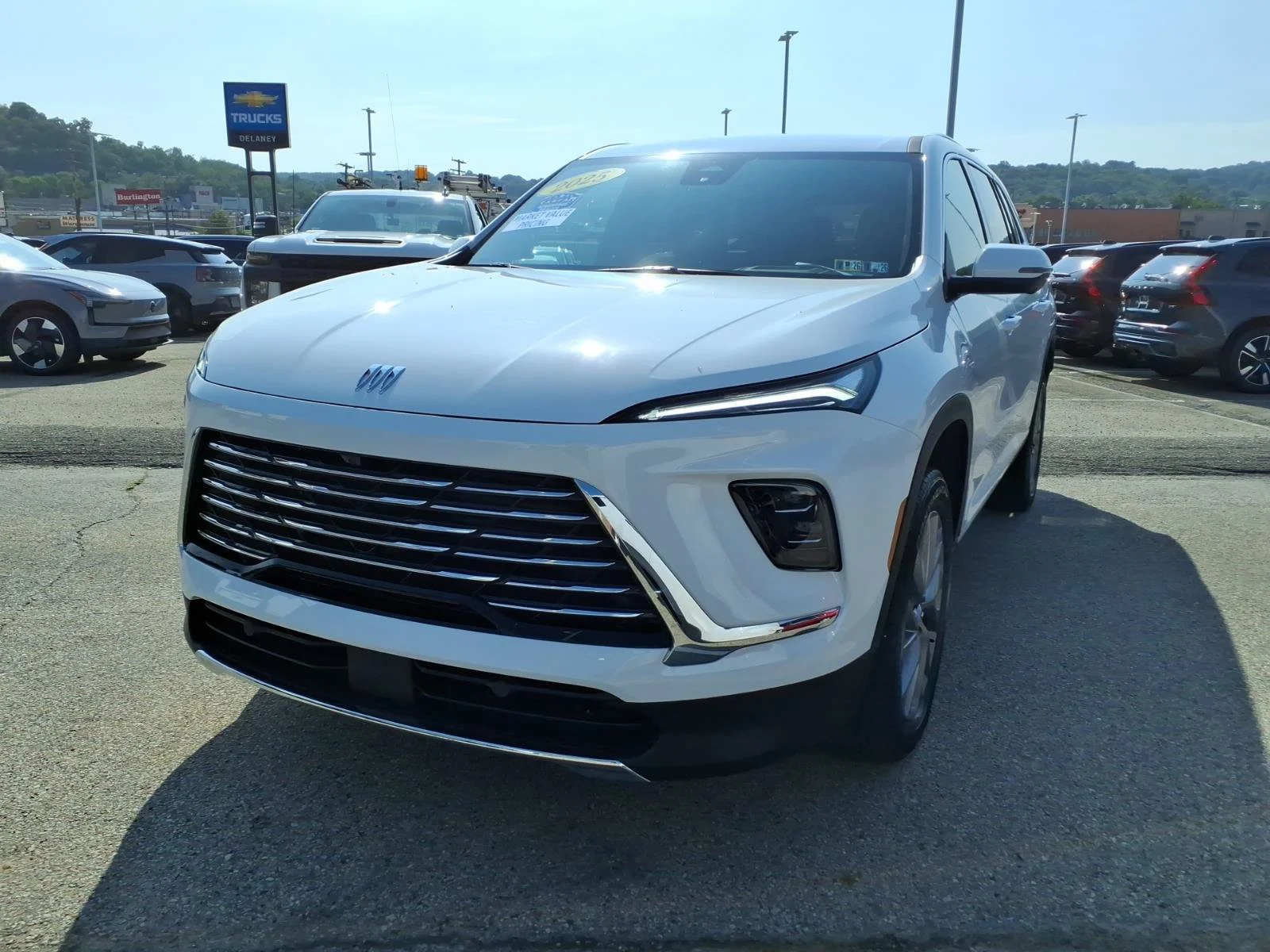 Used 2025 Summit White Gaz Buick Preferred image 7