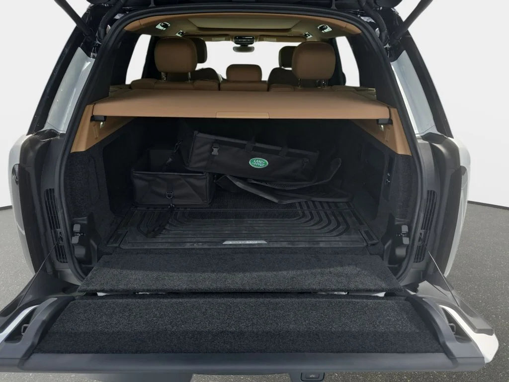 Used 2025 White Land Rover SE image 13