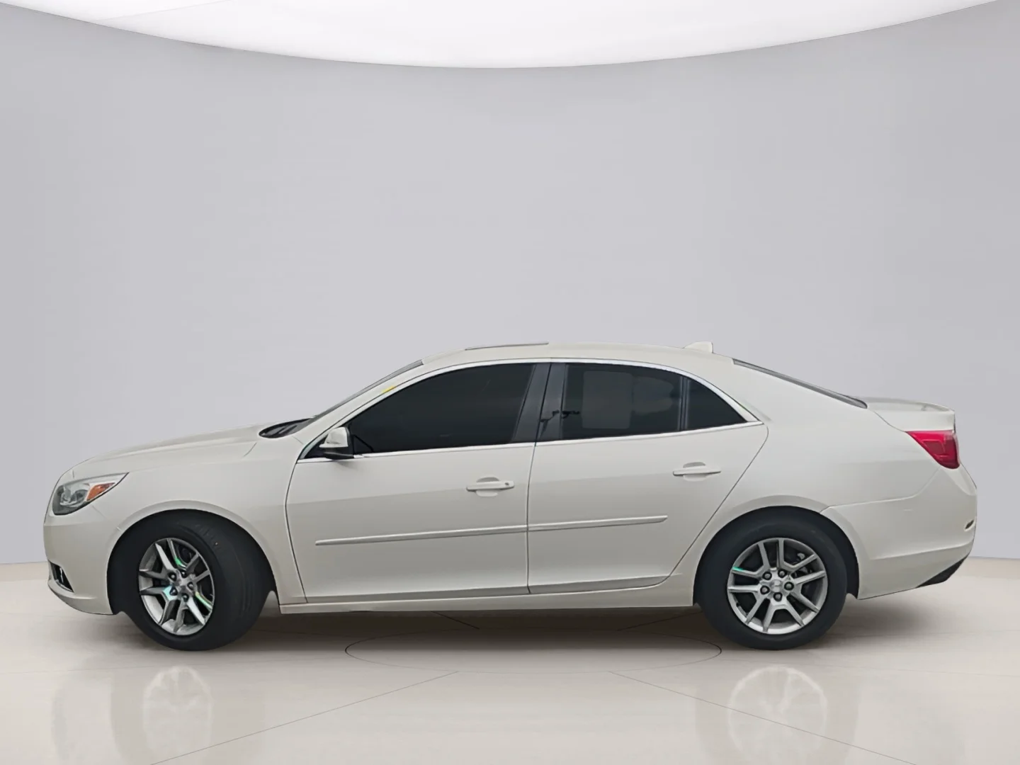 Used 2013 White Chevrolet ECO 2SA image 2