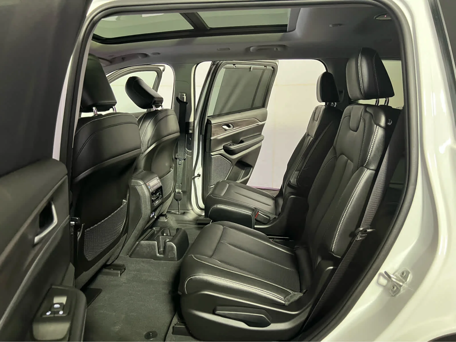 Used 2023 Bright White Clearcoat Jeep Limited image 25