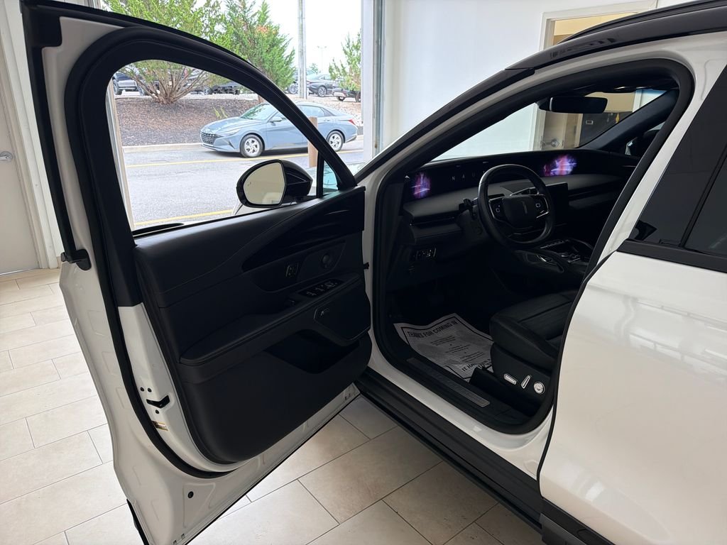 Used 2024 White Lincoln Reserve image 10