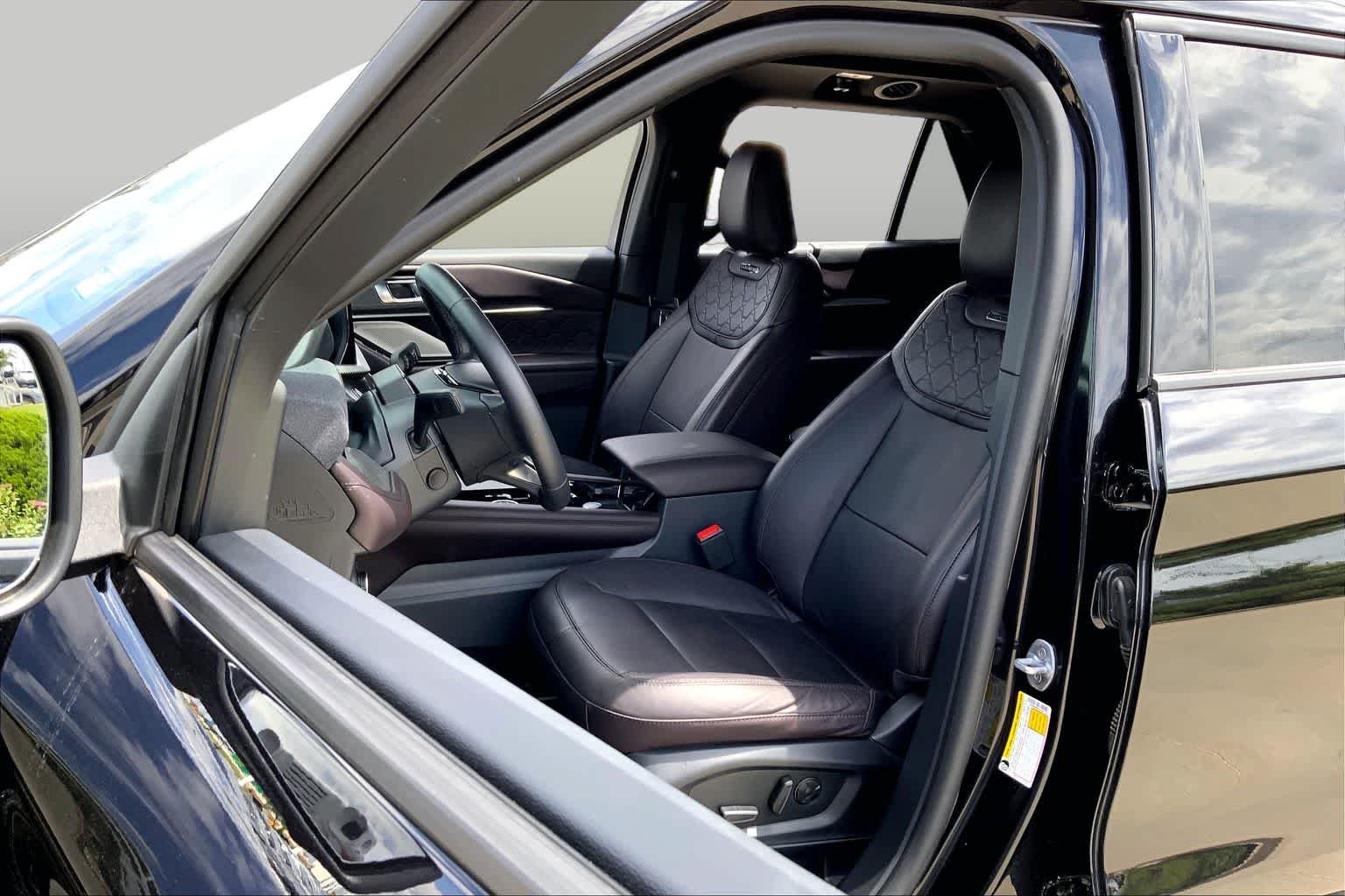 Used 2025 Agate Black Metallic Ford Platinum image 8