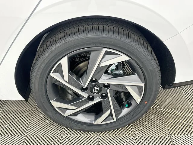 New 2025 White Hyundai SEL Convenience image 20