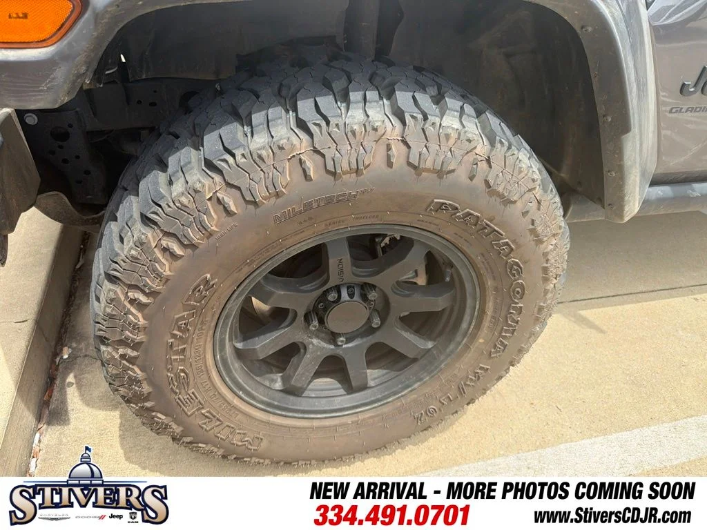 Used 2025 Gray Jeep Nighthawk image 9