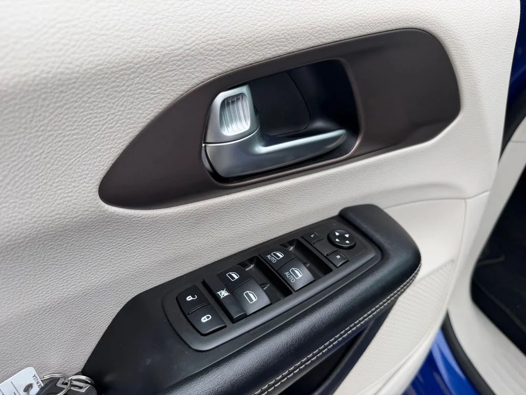 Used 2021 Blue Chrysler LX image 10