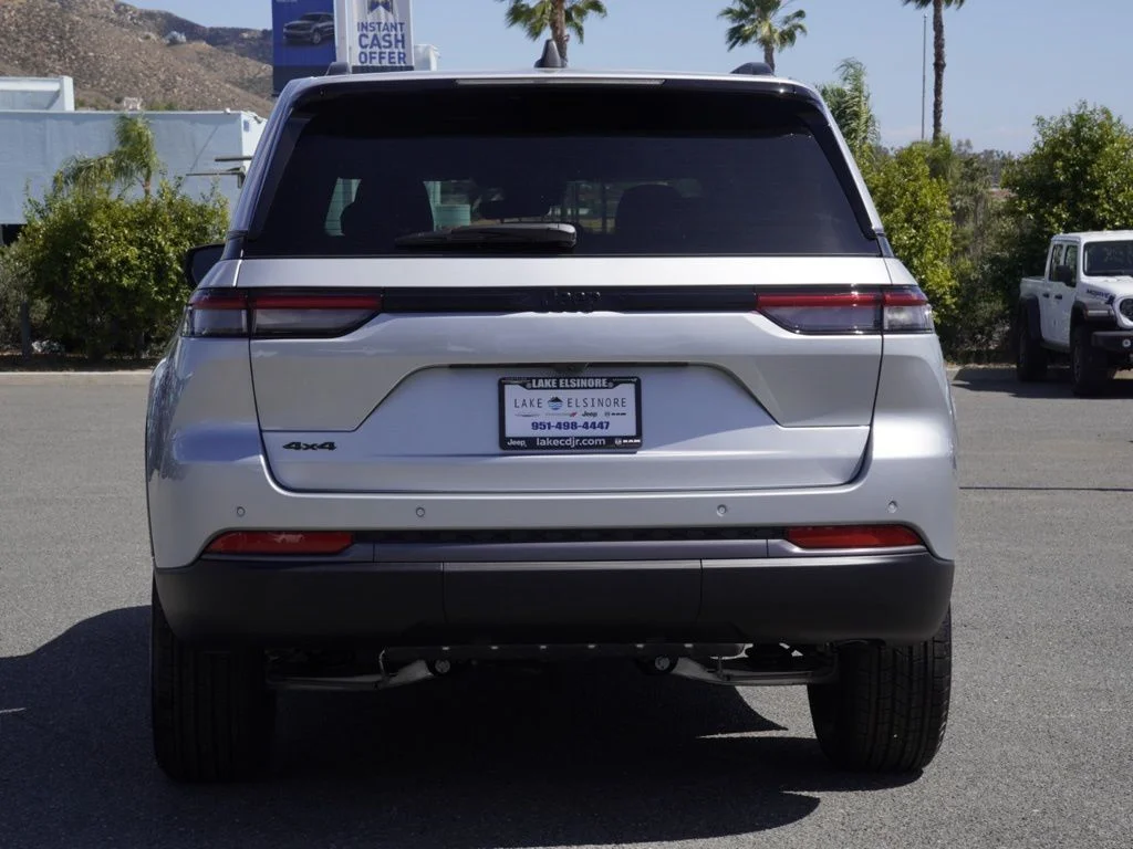 New 2026 Silver Zynith Exterior Paint Jeep Laredo Altitude image 4