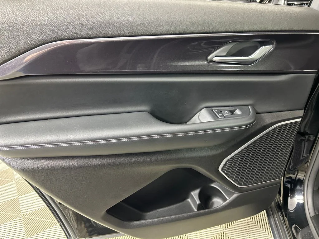 Used 2021 Black Jeep Altitude image 16